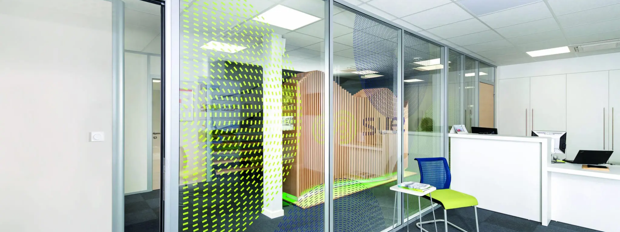 Que choisir entre une cloison en aluminium pleine et vitrée pour des bureaux professionnels ? Cernay