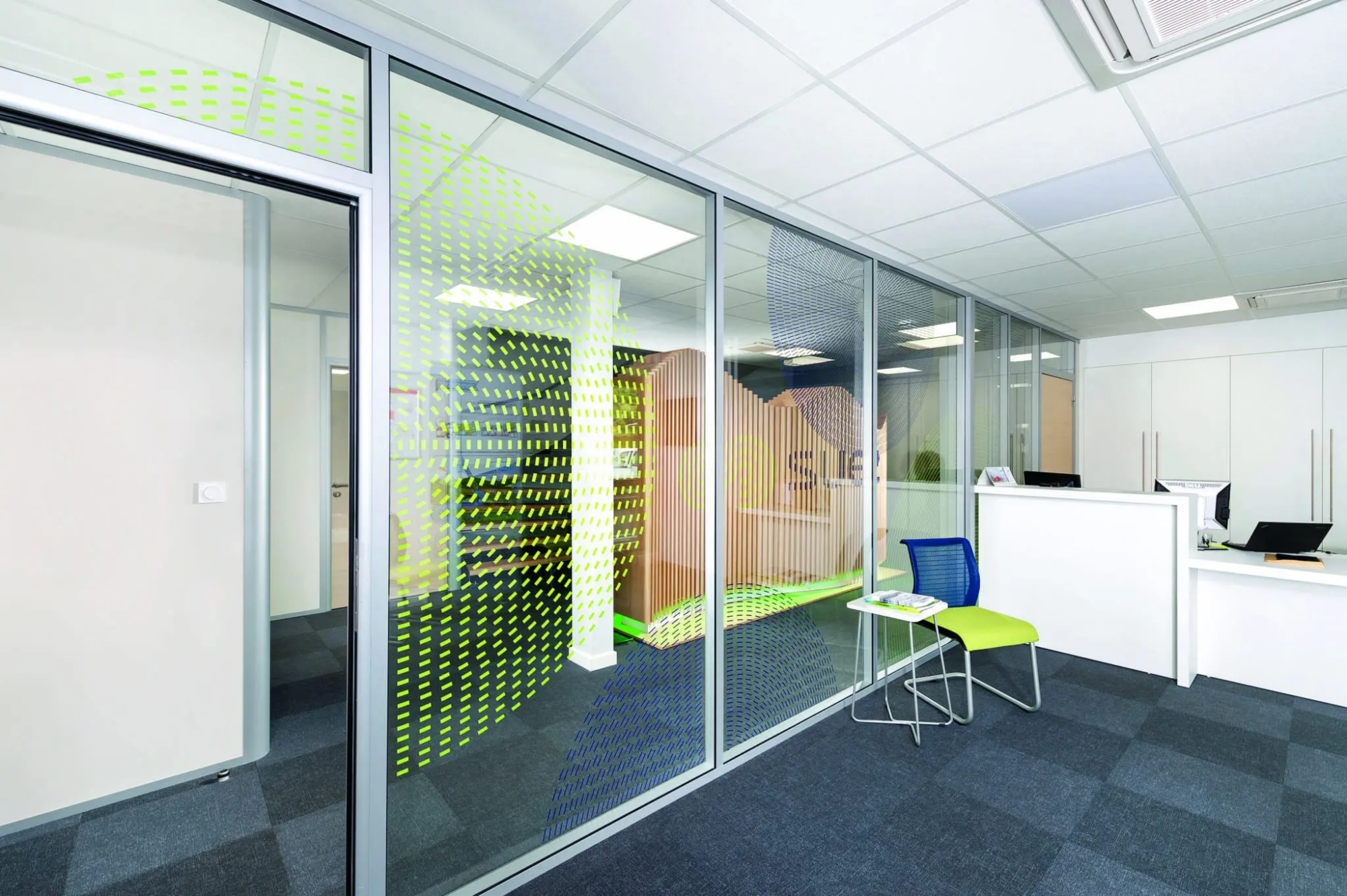 Que choisir entre une cloison en aluminium pleine et vitrée pour des bureaux professionnels ? Cernay