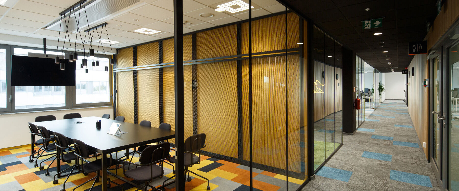 BUDYNEK_BIUROWY_W_KATOWICACH_3__1 1800X750 | Atypik Bureaux Cloisons isolantes acoustiques : 6 conseils pour optimiser le calme au travail Kingersheim