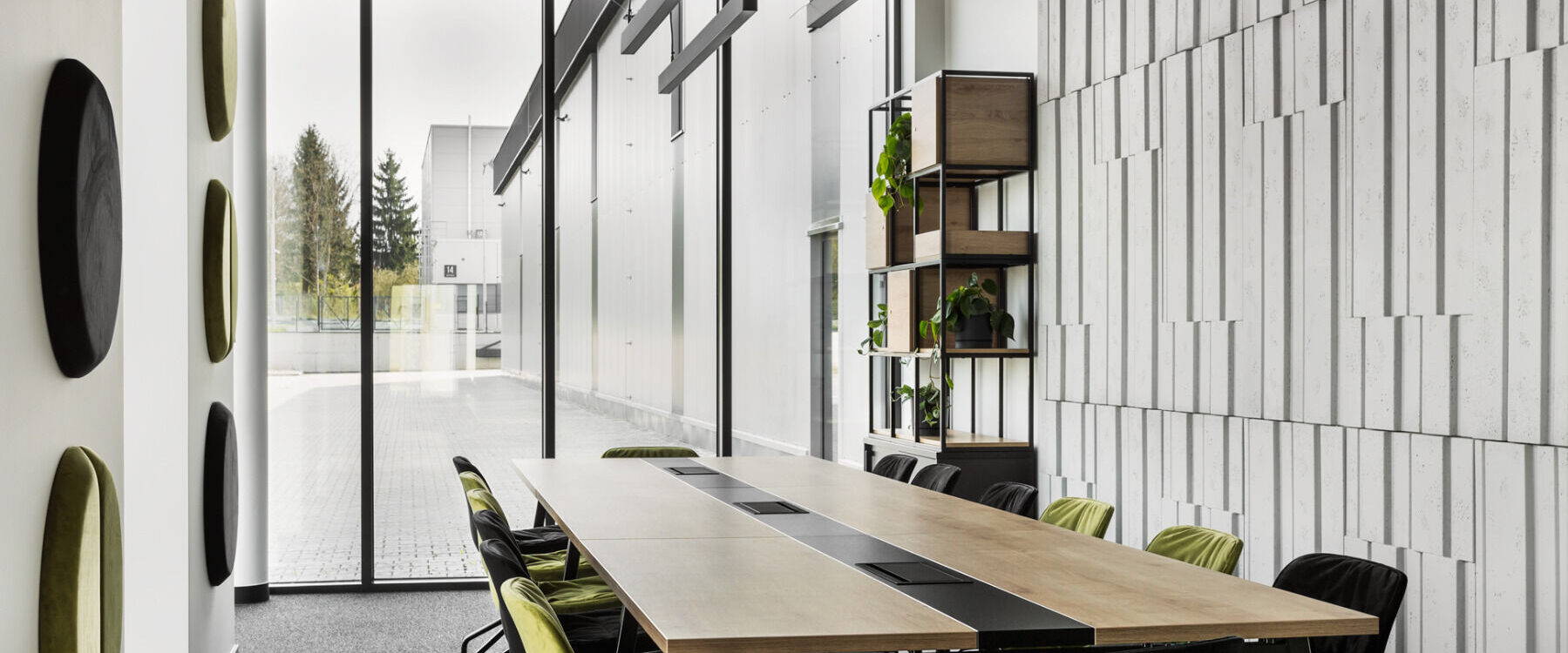 SUN_TAR_TARN_W_PROJ._KOCHAN_WN_TRZA_FOT._DEKORIALOVE_2__1 2 1799X750 | Atypik Bureaux Salles de réunion connectées : le mobilier indispensable pour booster la collaboration Wittelsheim